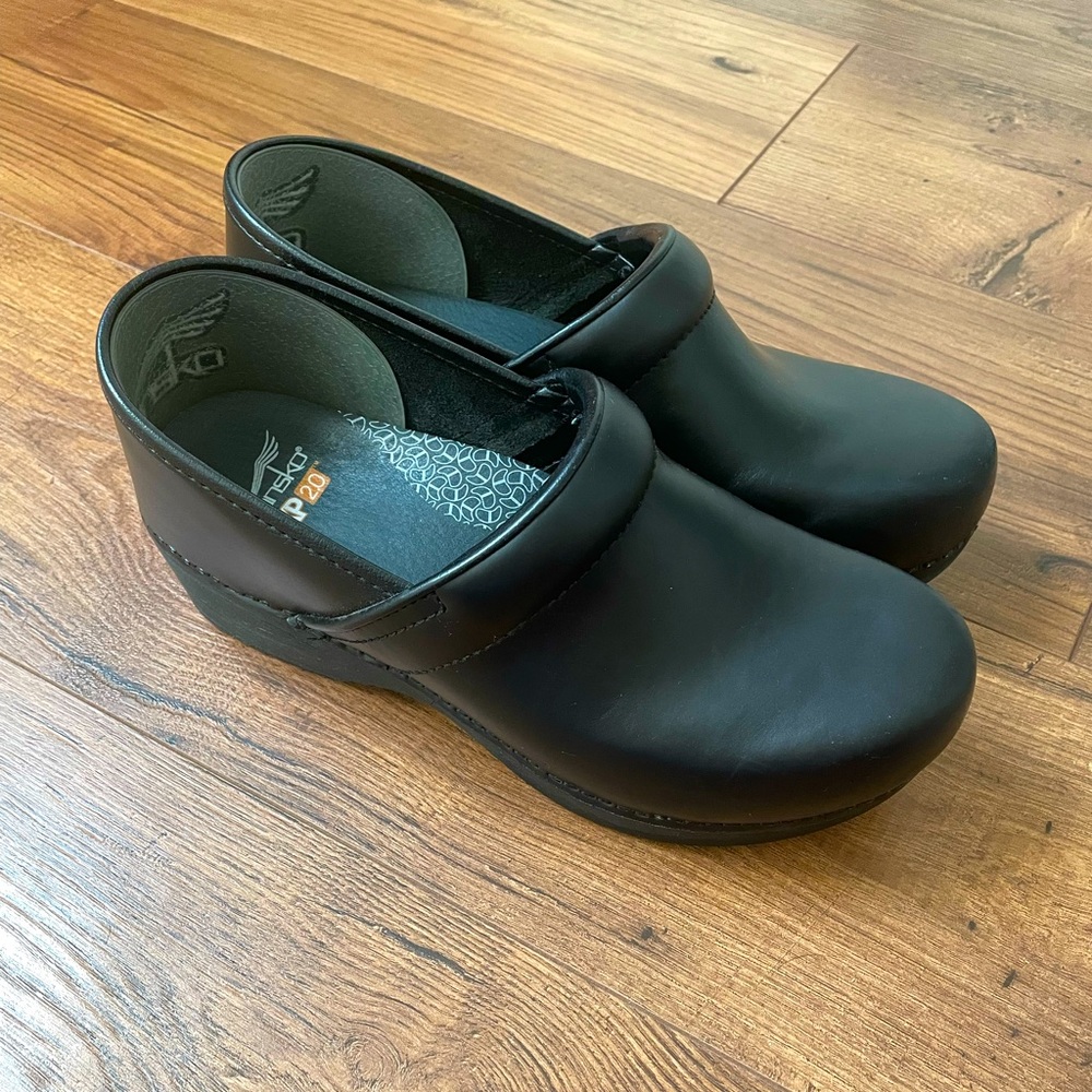 Dansko XP 2.0 black women’s clogs